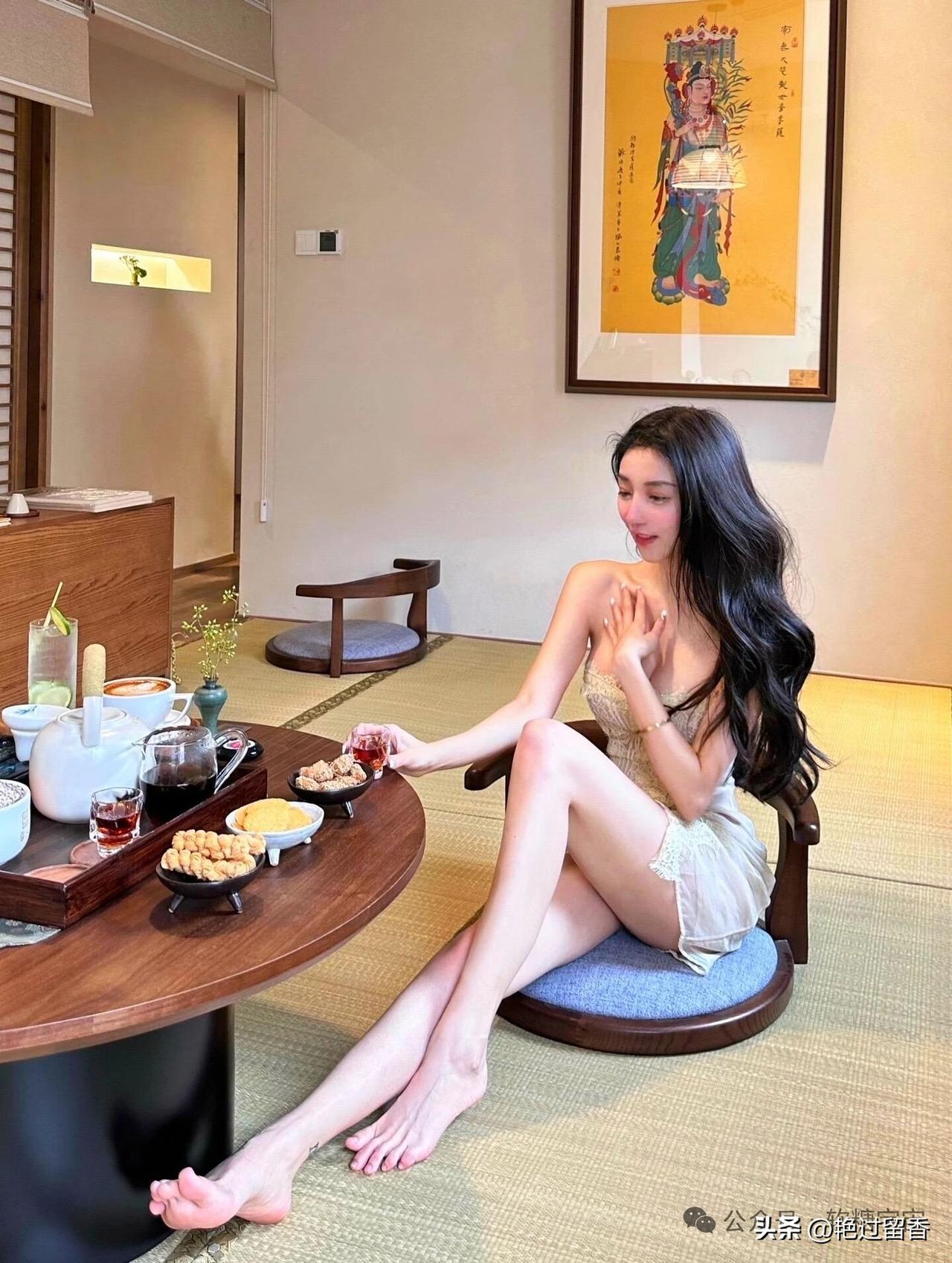 在宁静的茶室中，品味生活的美好。又该如何搭配才能穿出时尚感?