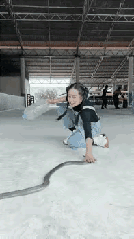 现在的女生怎么这么大胆？连毒蛇都敢抓？