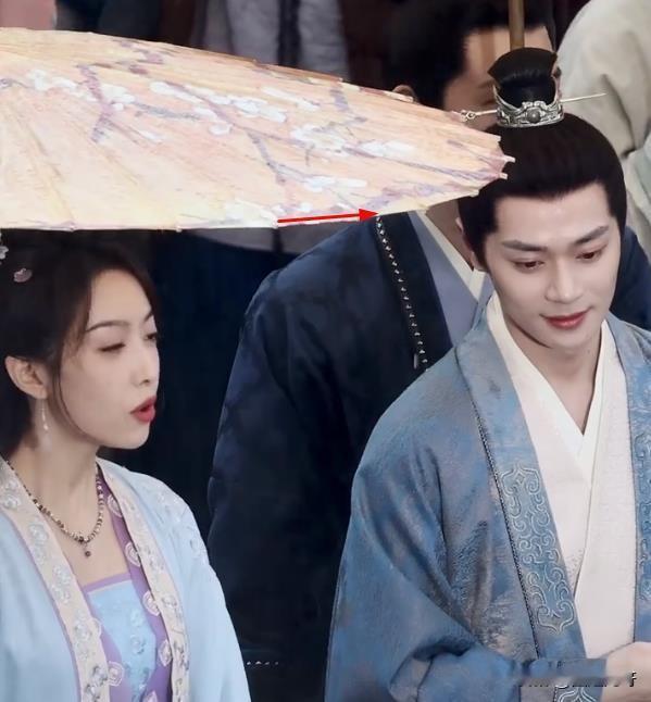 关掉美颜、卸掉浓妆，剑眉星目，周正阳刚，这才是古装男演员应该有的样子。
曹骏真的