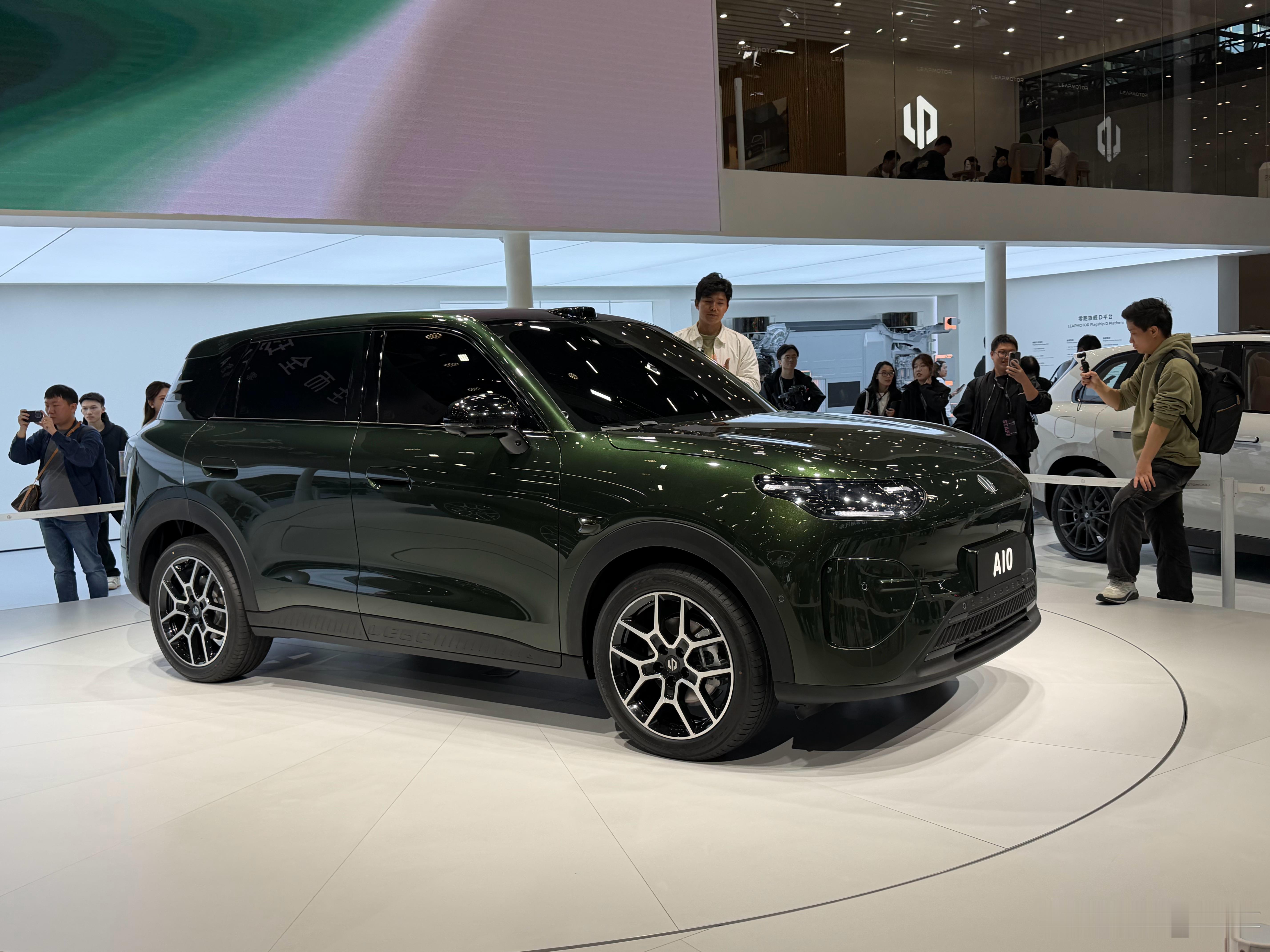 零跑展台的 C 位是辈分最小的 A10。这车现场看还挺敦实，内部的空间应该不错。