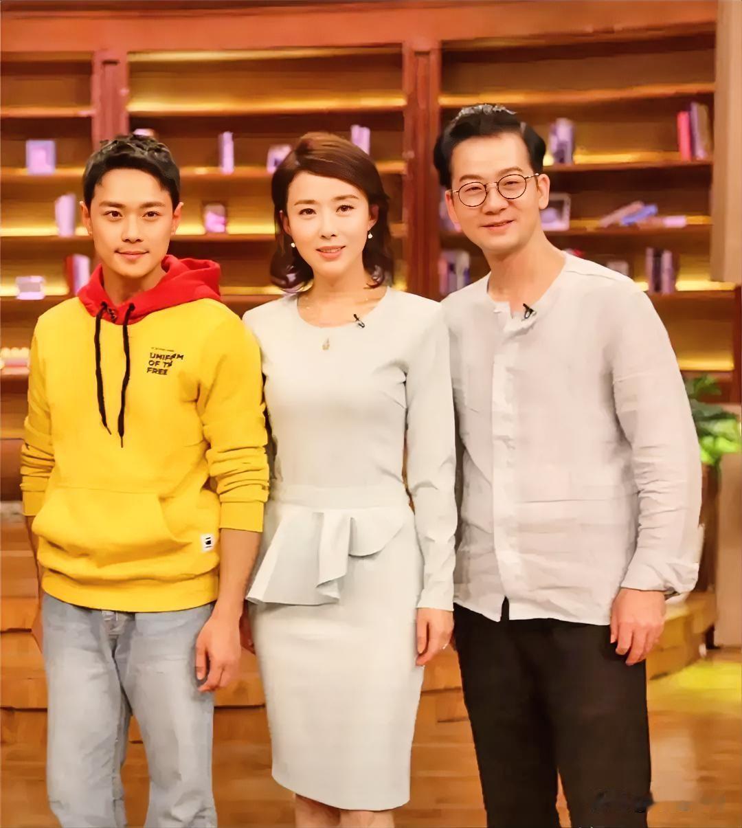 3位明星合影。都知道，都很熟，但就是名字叫不出，特别右边戴眼镜的这位，反派角色扮