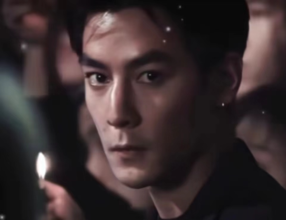 别人帅了一阵子吴彦祖帅了一辈子吴彦祖就是帅气的代名词，上了年纪反而更帅了，举手投