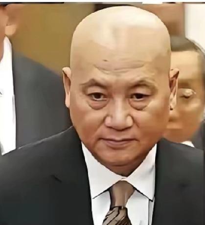 迟重瑞留了30多年光头，真不是因为懒，纯粹是听继子赵勇的话。本来拍完戏想留长发，
