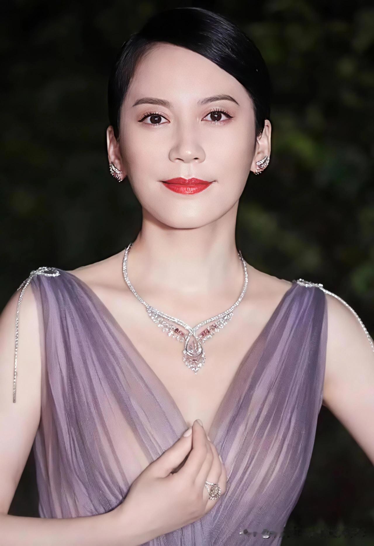 什么样的穿搭可以成为气质女神?你认为什么样的中年女性最有魅力 四十岁的女人最大的