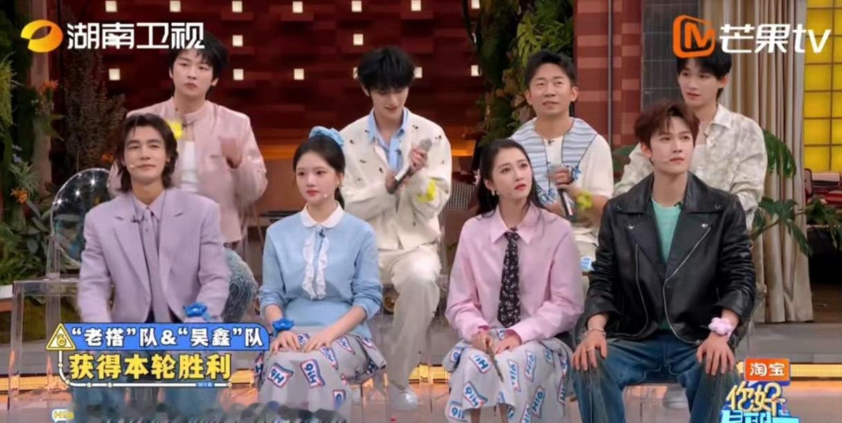 关晓彤演我上班迷迷糊糊关晓彤完全就是我本人，玩游戏迷迷糊糊的，别人已经玩完了，自