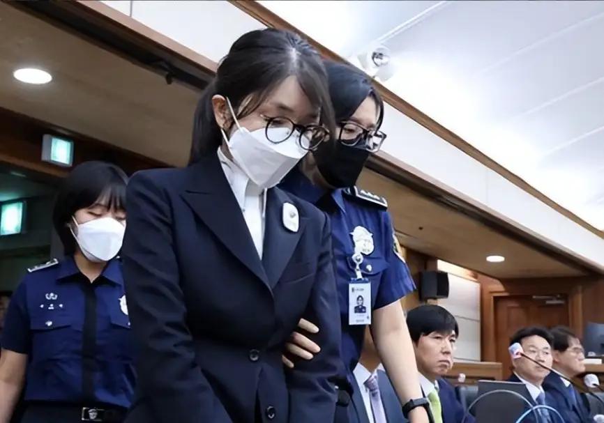 ​对韩国总统夫人金建希的判决结果已经改了，由7年已经改到了5年。这​时候看到国民