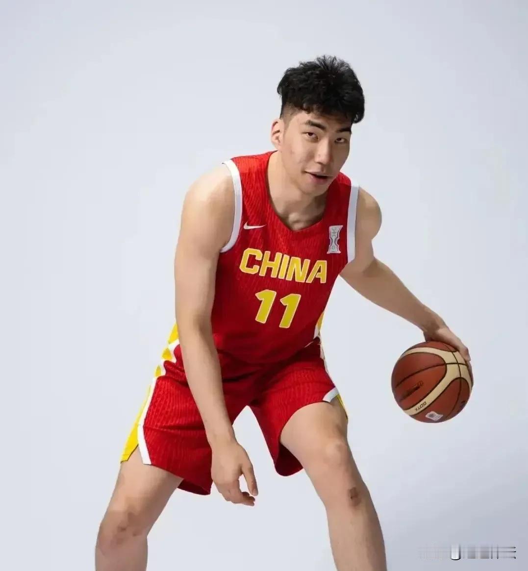1分2个篮板，这是余嘉豪的数据！刚刚中国男篮和约旦男篮的比赛，可以说是非常激烈，