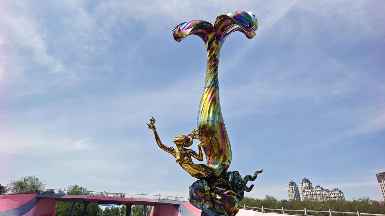和小胖还没等歇过来，惦记着丁香花，坐车先来到我们的老根据地顾乡大坝，看到暴马丁香