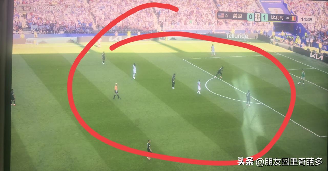 无耻美国，竟然还能这么操作？
美国vs比利时之前，特朗普亲自给国际足联主席打电话
