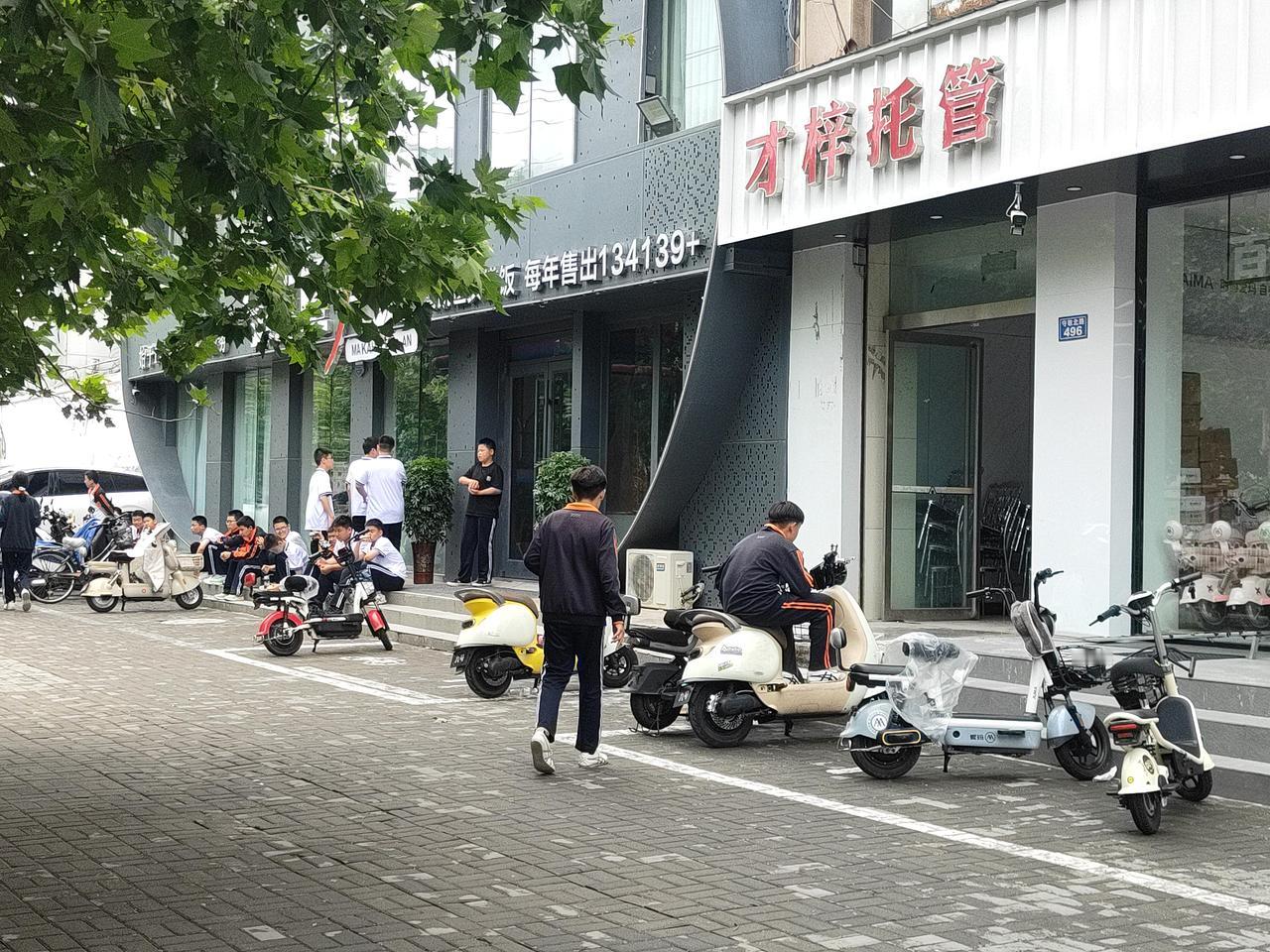 今天在邢台市信都区达活泉附近的这个地方拍下的一幕，记录了十二中学生中午在上学时候
