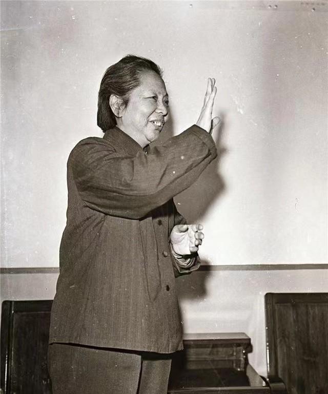 1957年，一个中国女人回国过海关时突然被人拦住。工作人员一把翻开她的行李，掏出