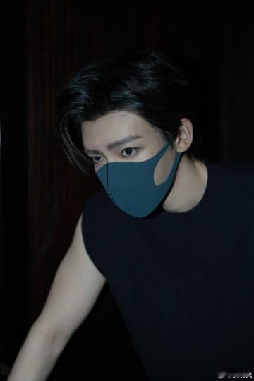 侯明昊直播 侯明昊直播的时候真的超级圈粉！他的一举一动都透着优雅和自信，无论是搞