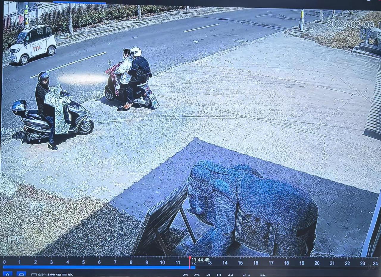 我👩：靠边停一下车。警察叔叔👮‍♂️：收到，已到达现场。