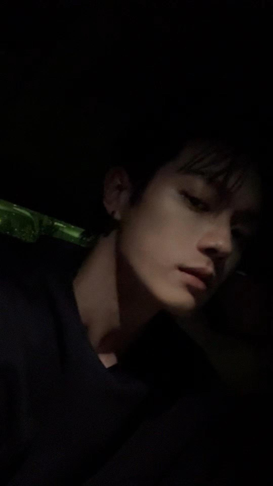 #许凯夜幕下的自拍# 夜幕下的许凯自拍，带着一种神秘而迷人的气质，仿佛是一位暗夜