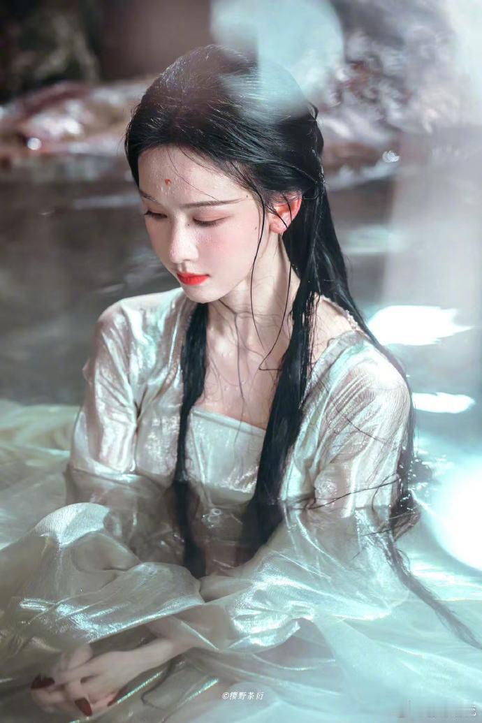 陈都灵你神图有啦陈都灵媚感是天赋眉眼里自带的媚劲儿太绝，不是装出来的，是天生就长