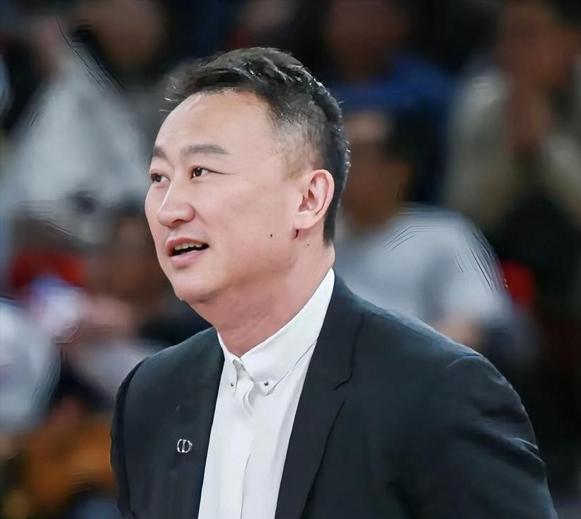 我天！杜锋真把广东宏远的教鞭交出去了？8月25日下午，宏远官宣38岁塞尔维亚人亚