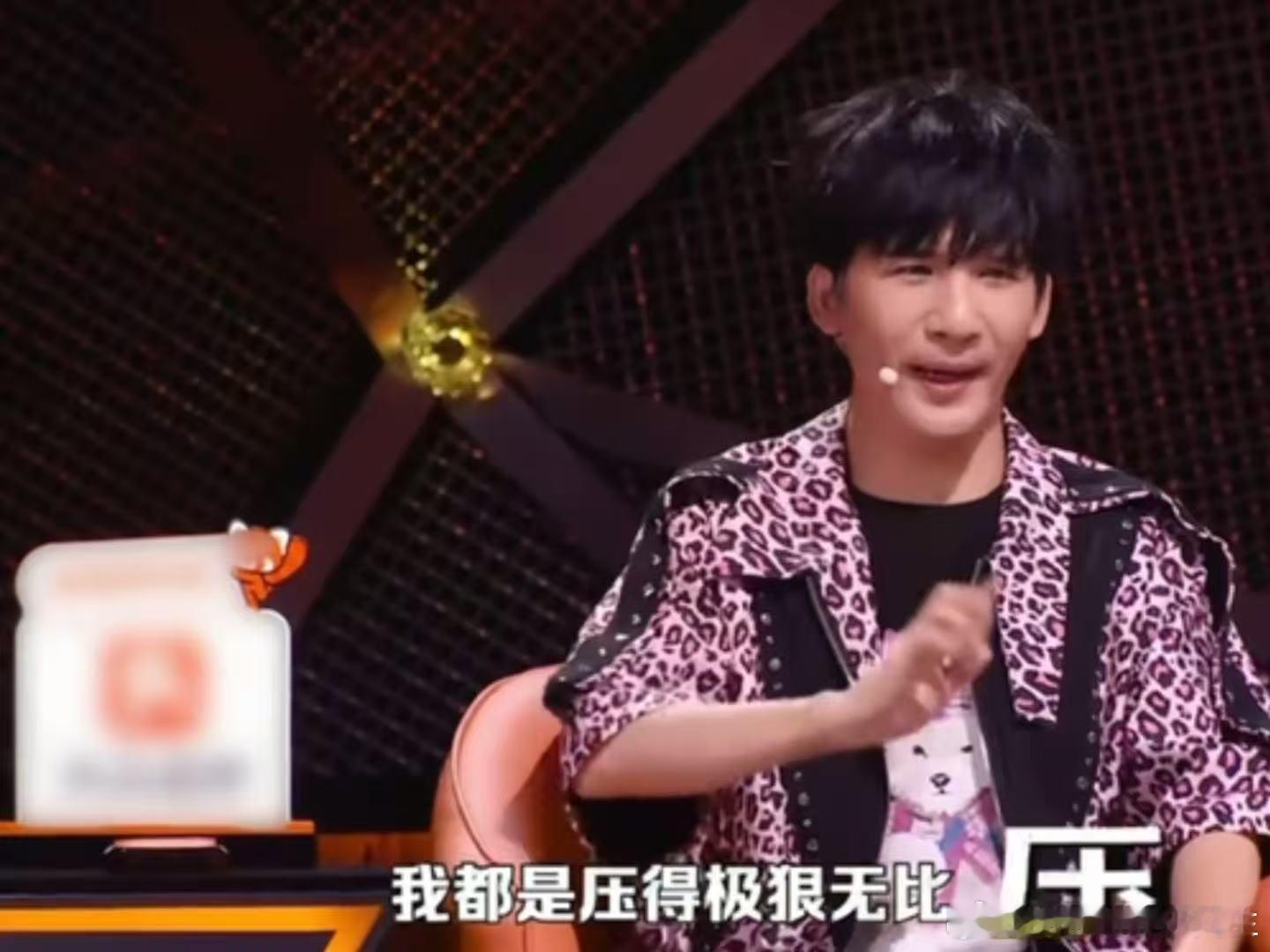 周深看大张伟秀恩爱的反应脱口秀和Ta的朋友们  周深先嗑为敬的反应很真实，没有刻