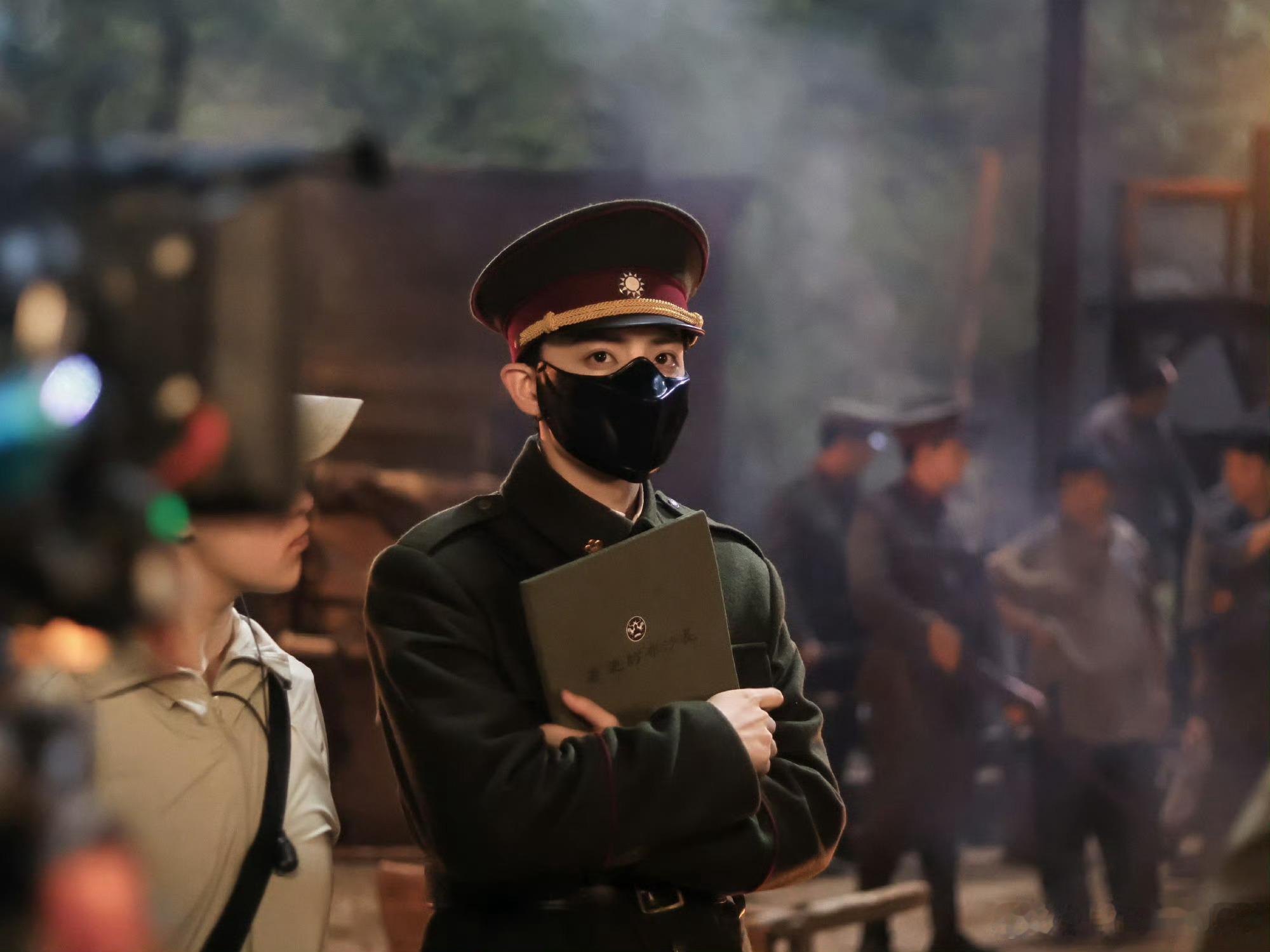 九门张副官什么时候摘口罩副官摘下口罩的样子也很帅，剧情快点安排啊，有点等不及了，