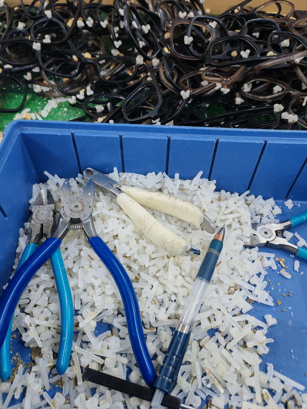 看着这一堆待修的眼镜框和满盒的碎屑，忽然懂了：
所有光鲜的成品，背后都藏着不为人