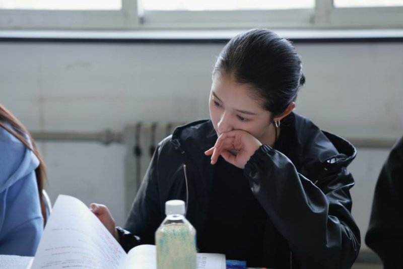 关晓彤进组我与爱同谋剧本围读关晓彤苏知秋要来了 关晓彤进组我与爱同谋，苏知秋要来