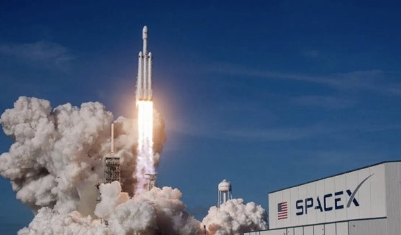 【SpaceX最早6月12日上市 贝莱德拟投至少50亿美元】5月18日消息，据媒