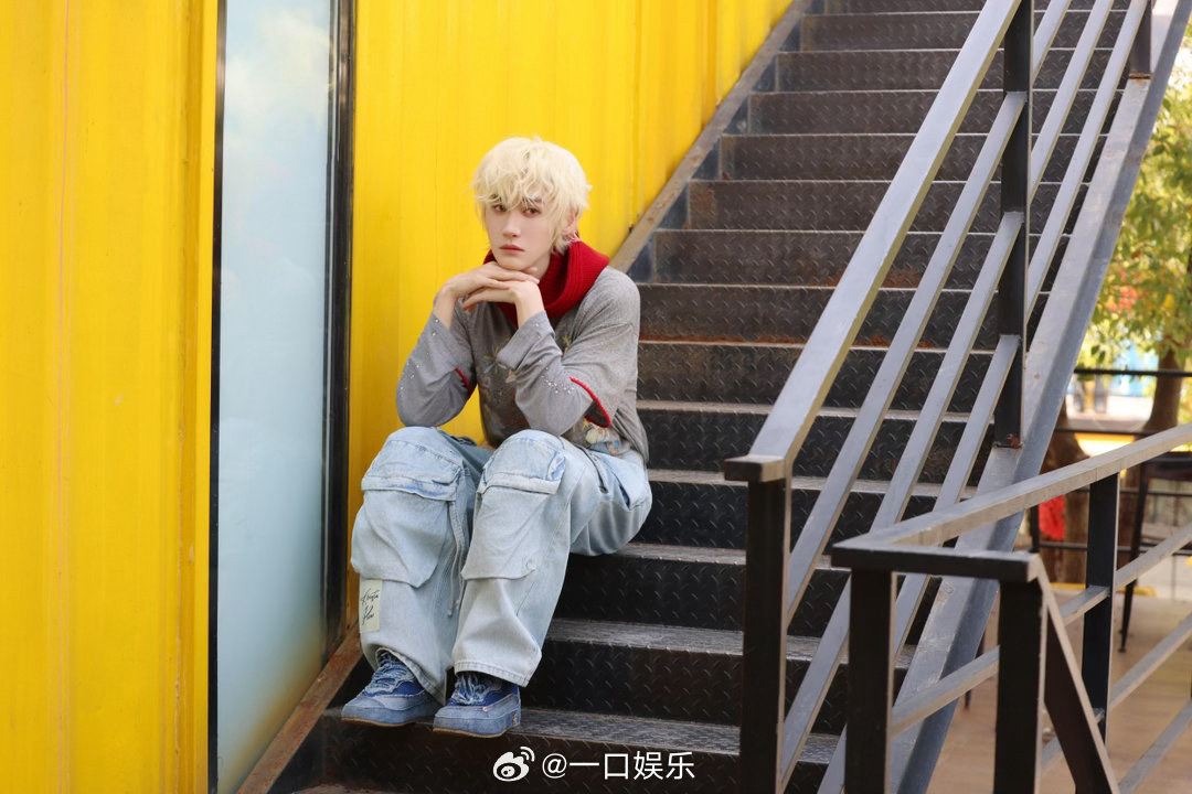 汪铎金发矜贵感快溢出来了汪铎金发机车大片从温润贵气到野性酷帅无缝转换，汪铎完美诠