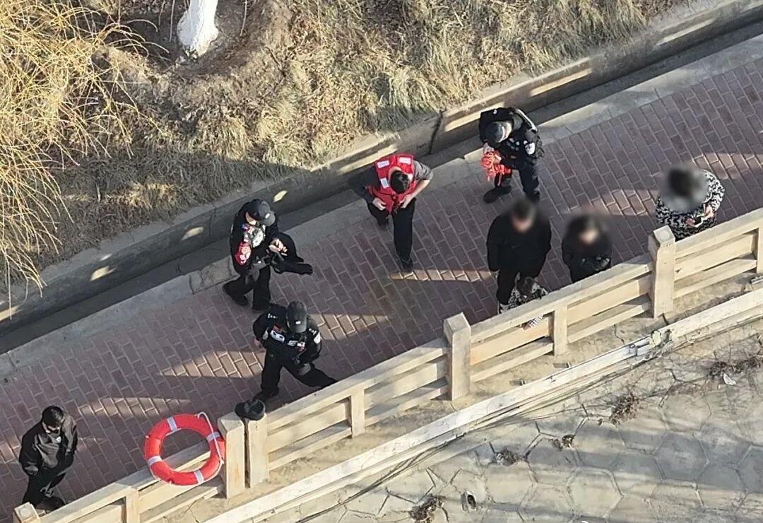 间隔不到一年，辅警吴谨帆再次跳湖救人🤙🤙🤙

2月24日17时许
白银市公