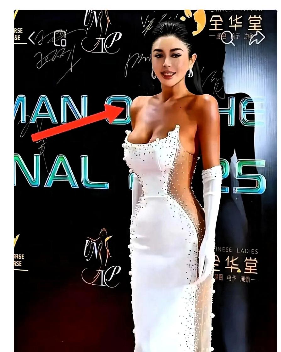 为什么那些走红毯女星都喜欢穿露的礼服，这是想表达什么，一直想不明白？
红毯走到一