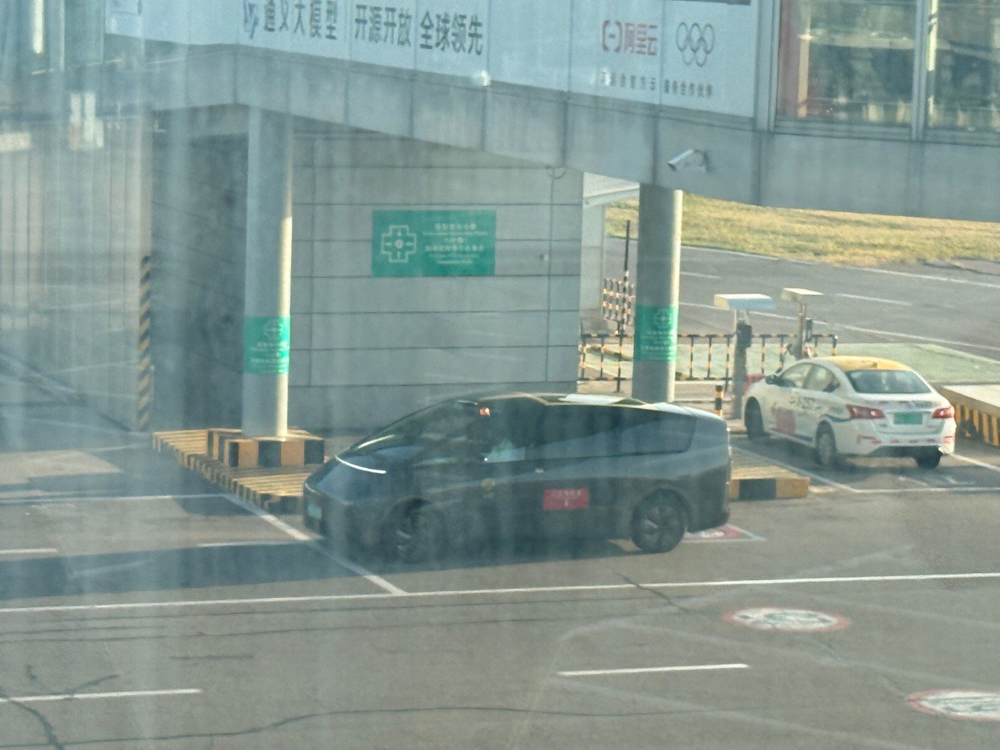 首都机场的新工作车？[哆啦A梦吃惊] ​​​