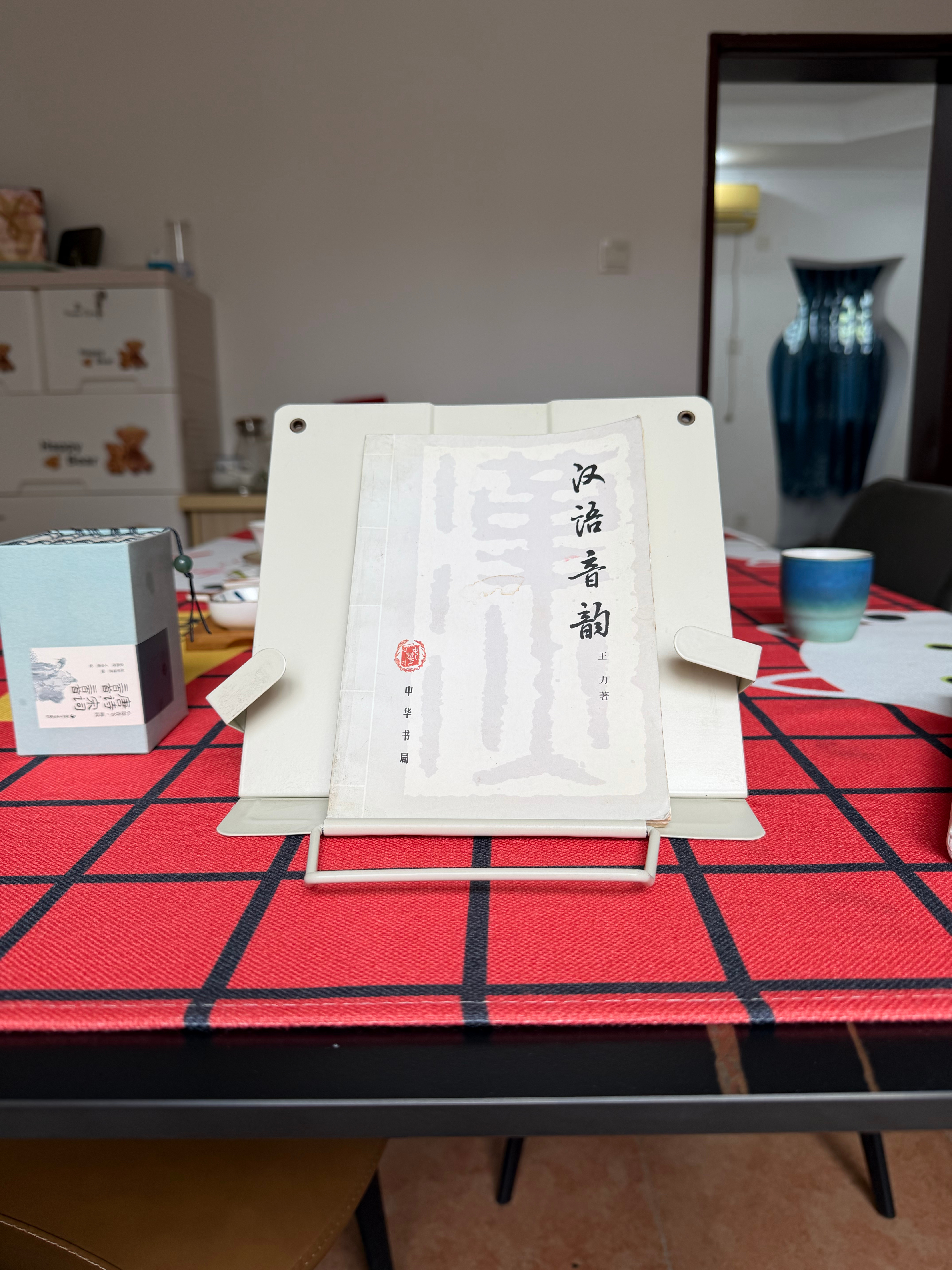 天下第一好事还是读书，走到哪里都有书和阅读架。 