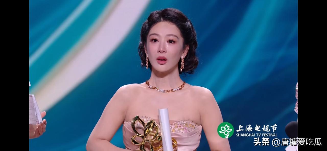 这个奖不是我的终点，而是演员杨紫的起点，这是杨紫今天晚上的获奖感言。镜头几次切换