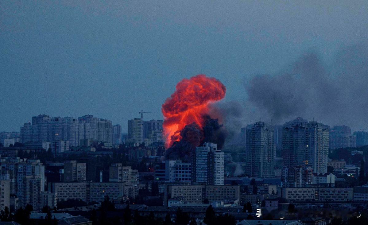 俄罗斯对乌克兰发动大规模空袭，各类导弹和无人机齐射，基辅发生多起火灾！
11月2