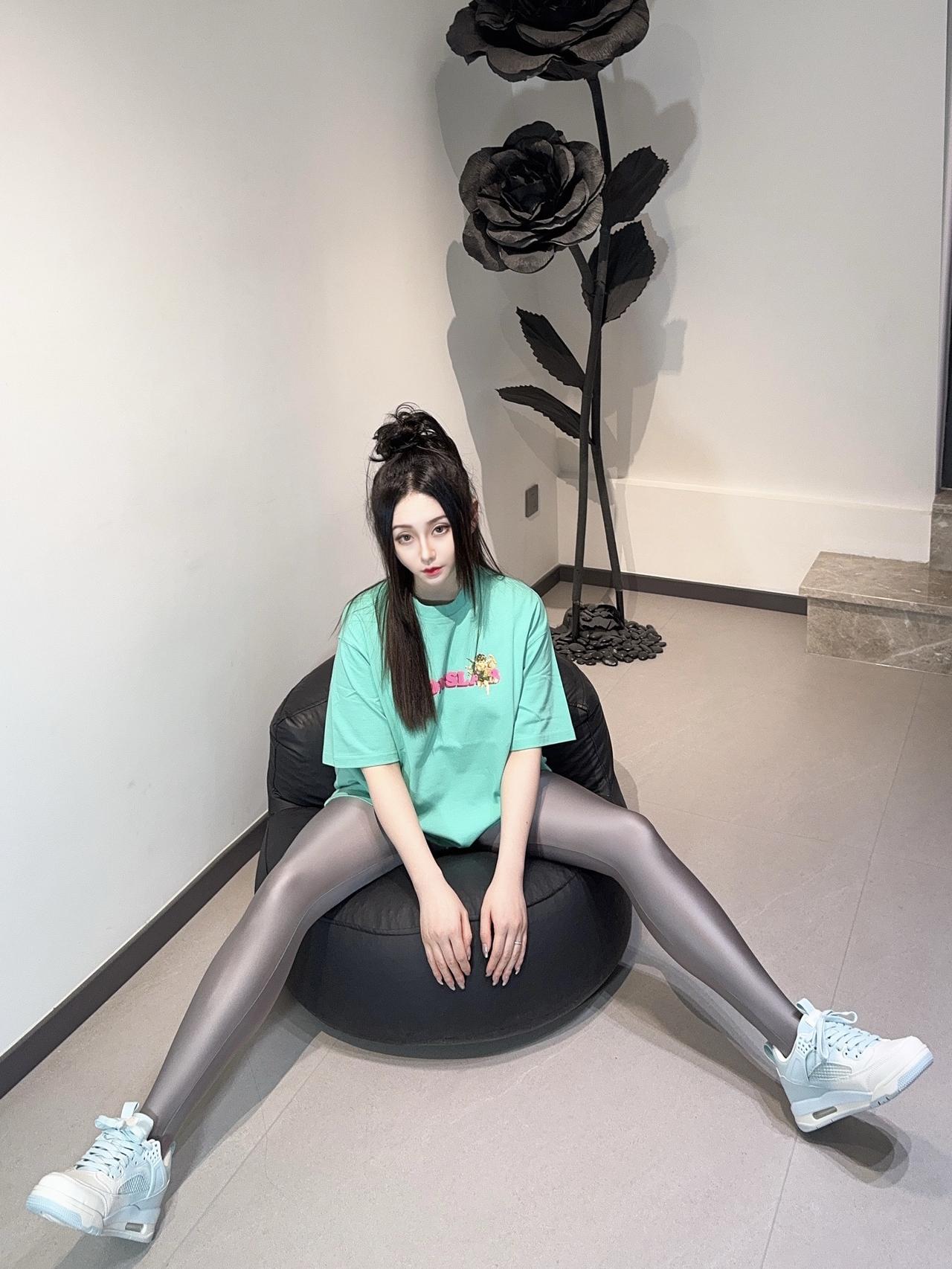 喜欢这个颜色~ootd穿搭  光泽裤 紧身裤 健美裤