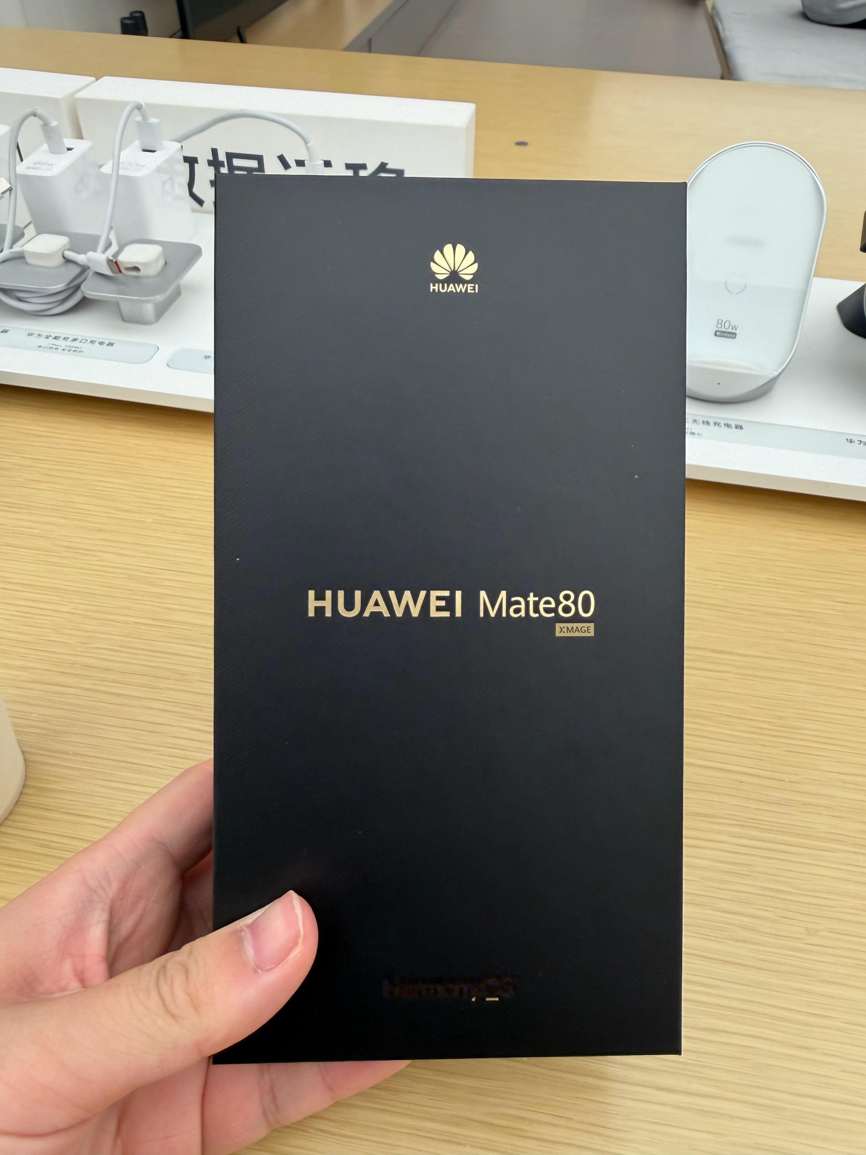 给俺爹买了个华为mate80 ，19年到现在没换手机，成扣儿