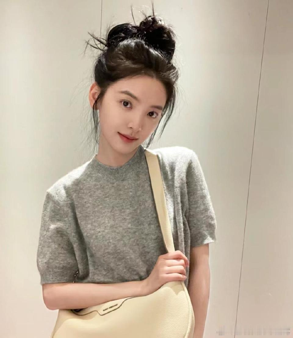 #章若楠[超话]##粉丝要求章若楠换粉丝名# 美女子好好的比什么都重要，尊重章若