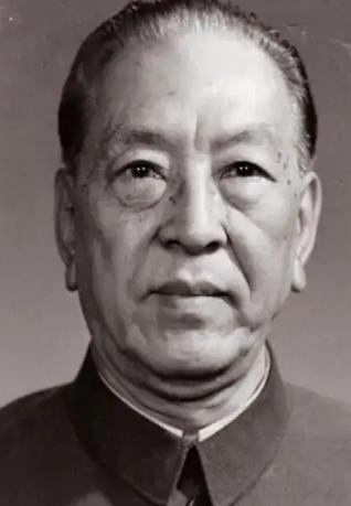 1969年，耿飚意外发现中国援阿尔巴尼亚的大量化肥被随意堆放在田间地头，任凭日晒