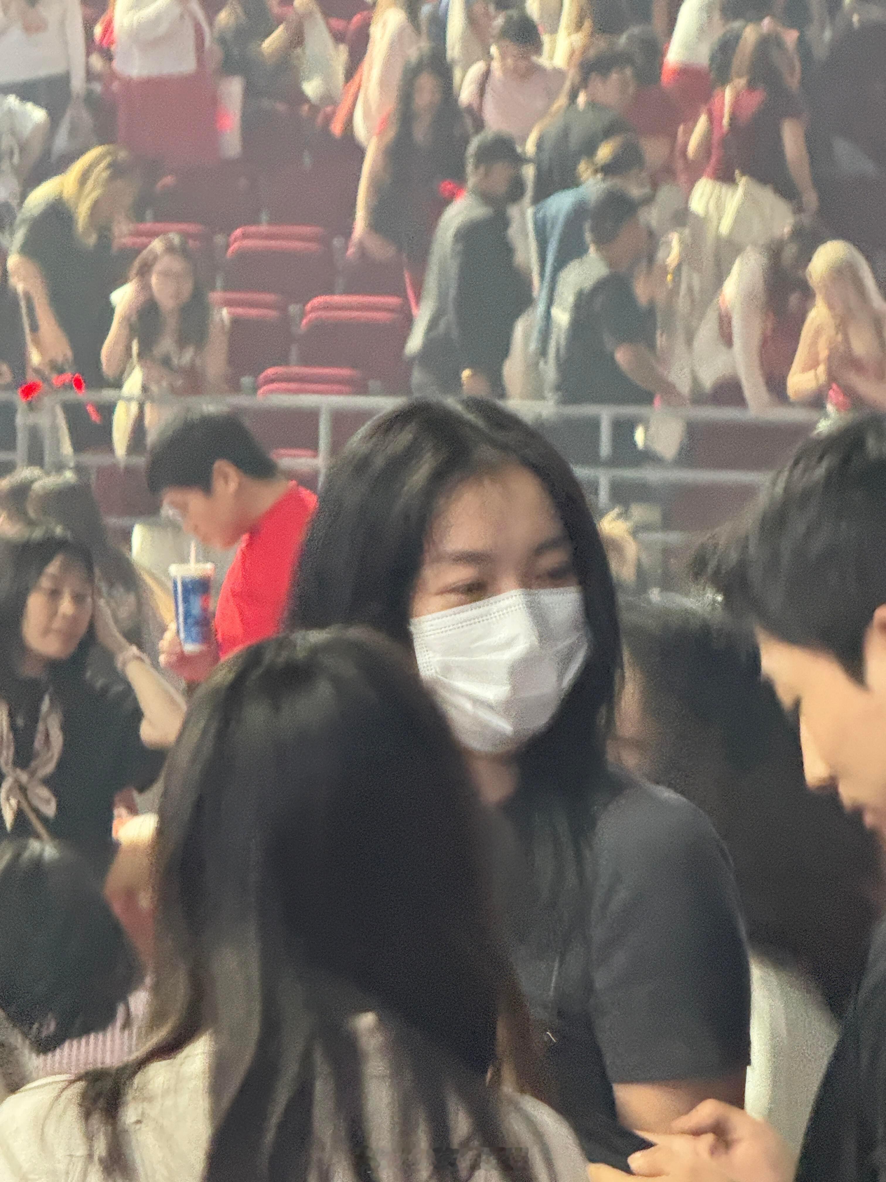易烊千玺演唱会偶遇齐溪齐溪去看了易烊千玺演唱会 易烊千玺演唱会偶遇齐溪 ​​​
