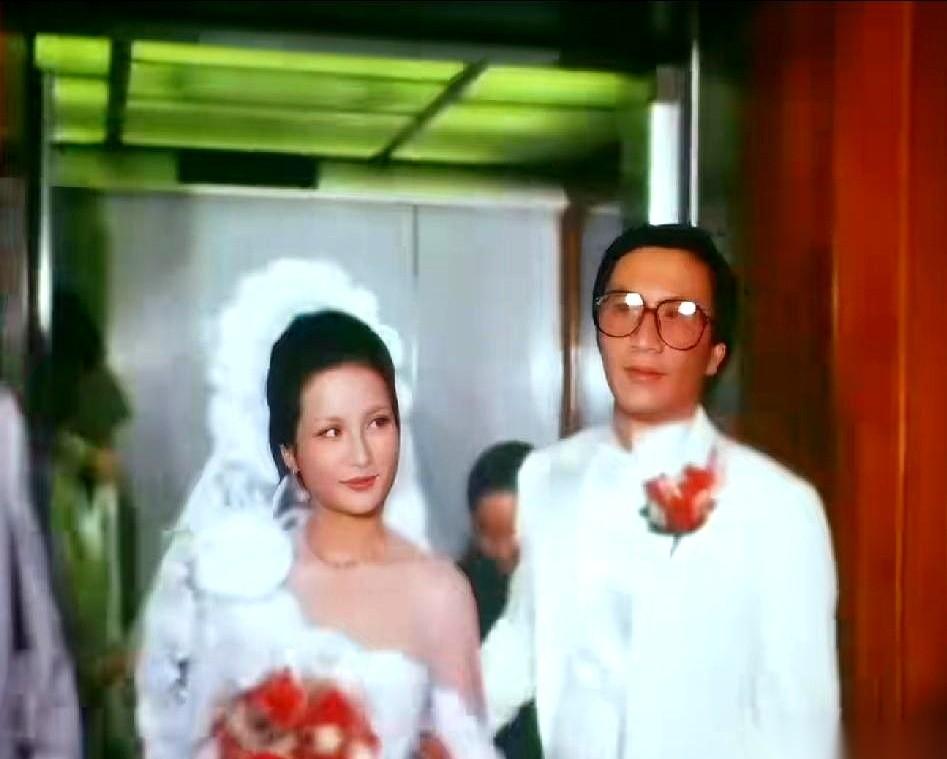 翻开1979年谢贤和狄波拉的结婚老影像，当年半个香港娱乐圈的高光，全塞在这几分钟