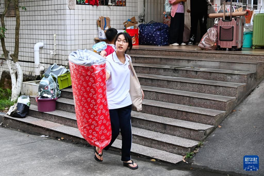 【高考后自己扛行李回家值得表扬？】

去年扁担女孩儿走红网络，诸多网民为此大做文