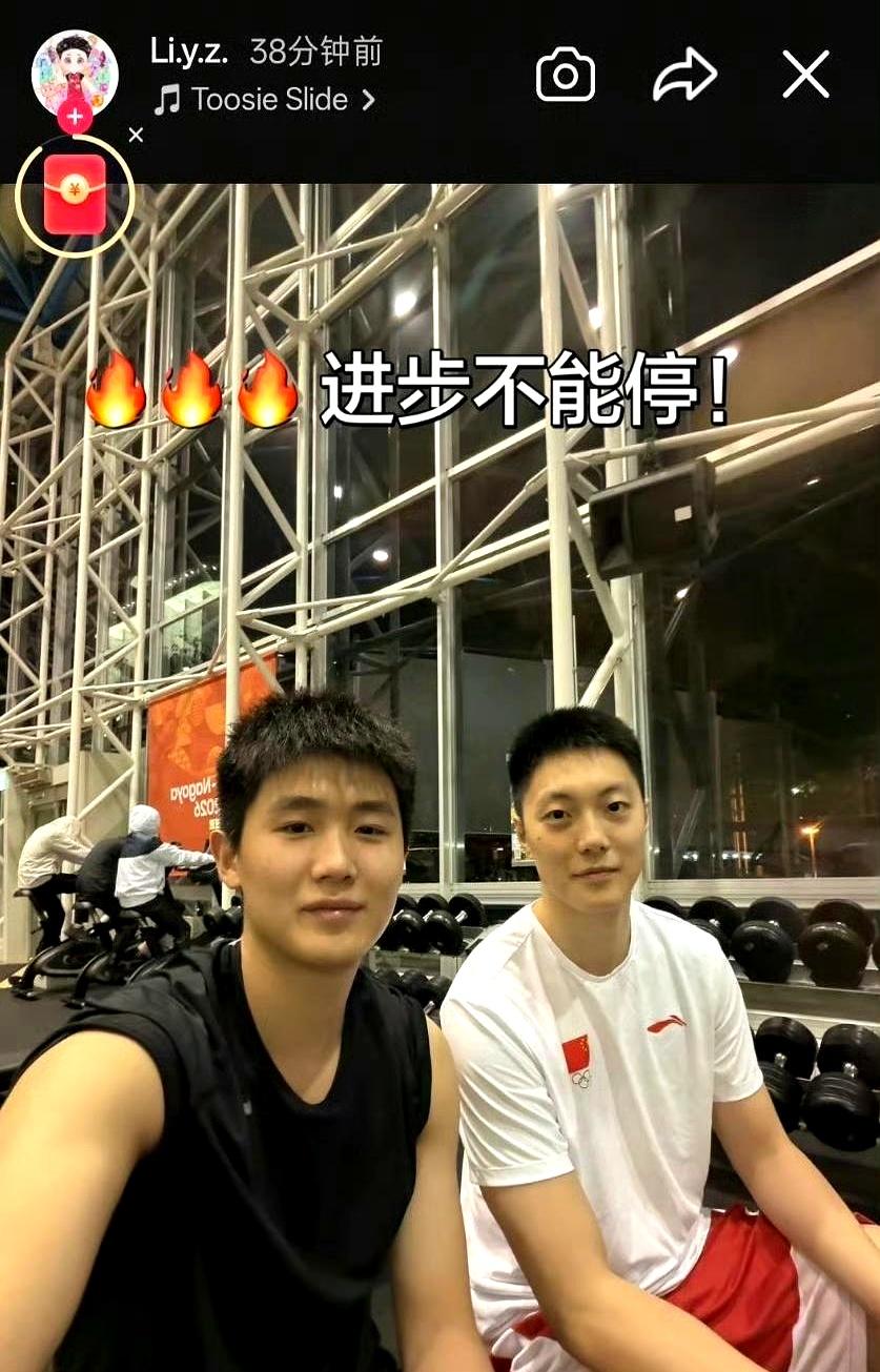 健身房那张合影，汗珠像小灯泡，话只一句：训练不能停。
李悦洲和胡明轩加练，镜头之