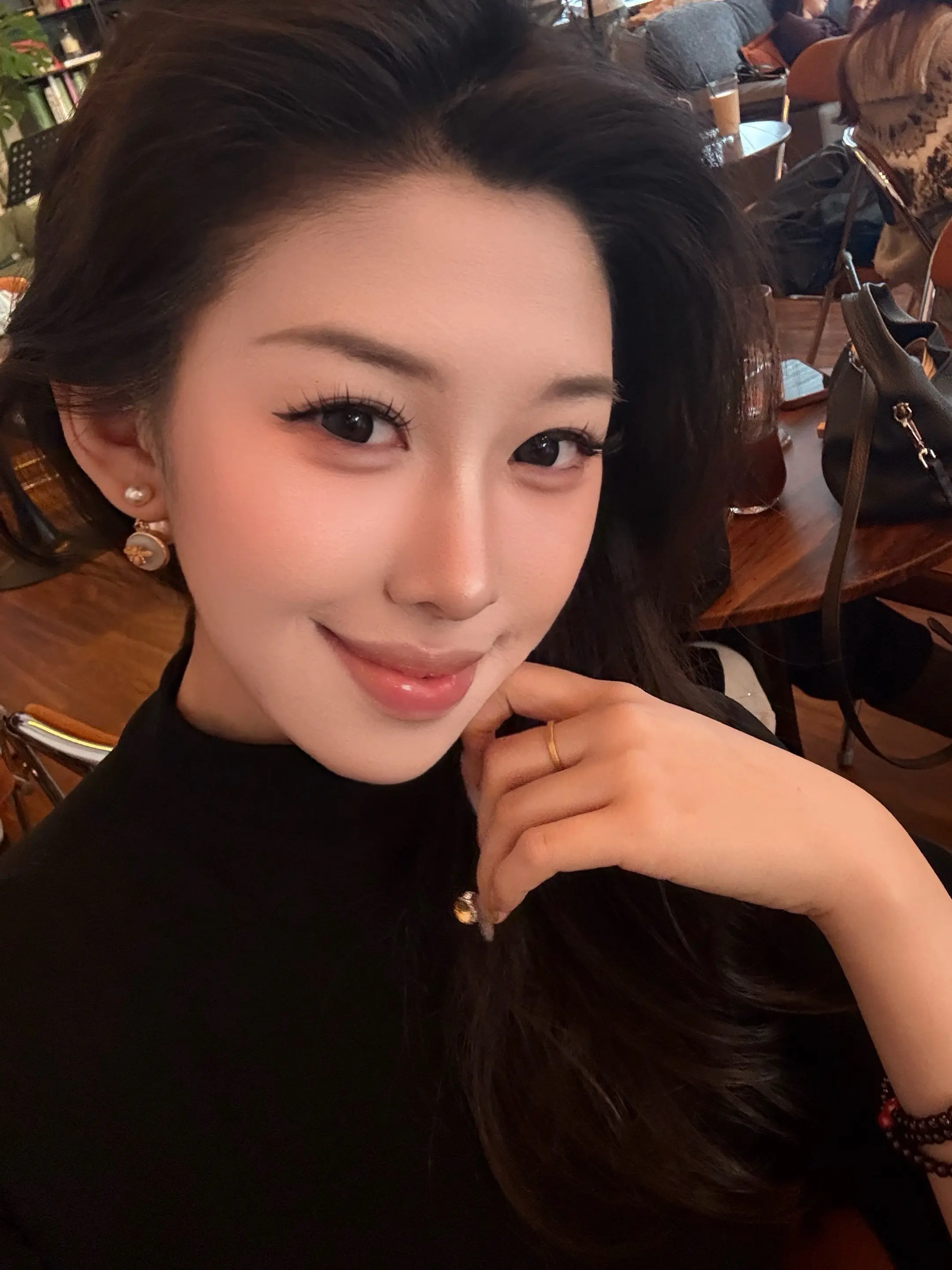 你有什么不满意就跟姐姐讲 姐姐全都帮你解决 但你不要做这种可爱的动作 ...