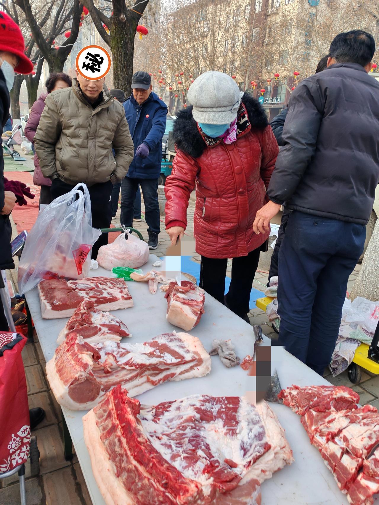 好肉不愁卖
1月28日，坐标西安。我刚才路过早市，发现庆阳人的猪肉摊又来了，摊上