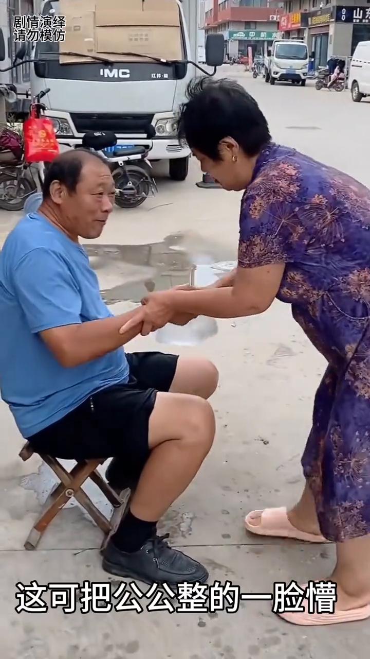 儿媳妇拿水袋整蛊婆婆，谁知公公却背了黑锅。
公公正在吃水果时，这时儿媳妇走过来递