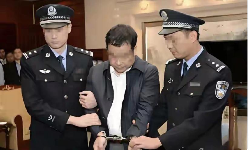 内鬼身份曝光，简直像把暗灯一脚踹翻。有人想不打垮中国？这口气恐怕得先憋住，因为“