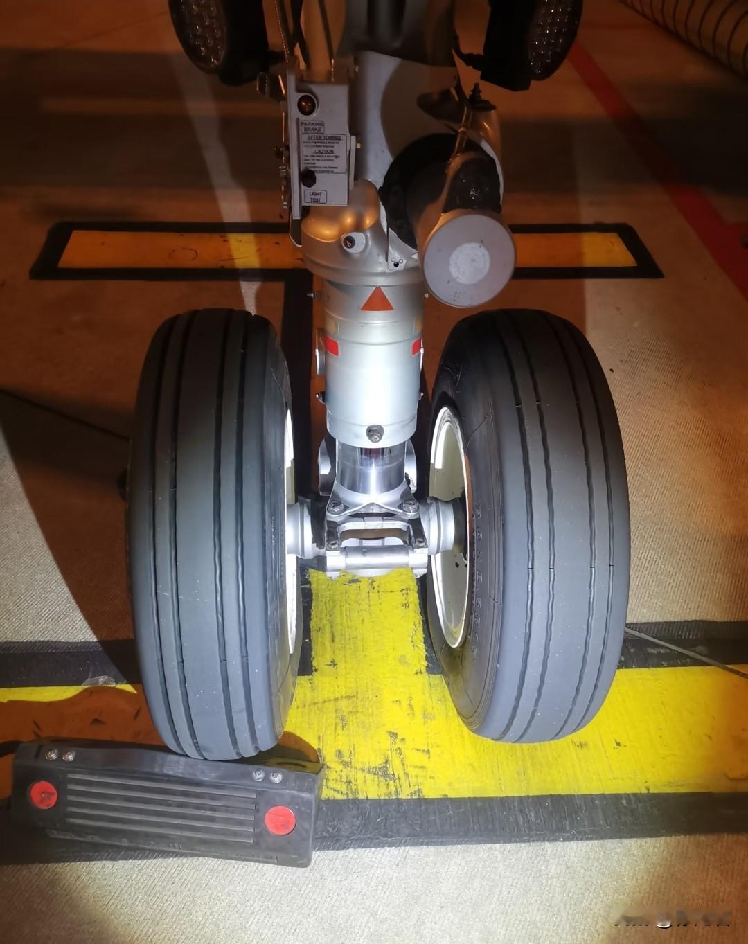 飞机轮胎的胎纹如此简单，为何不会打滑呢？
很多车友都清楚，轮胎实际上有多种类型，