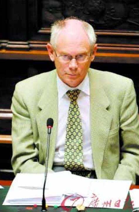 一位比利时首相曾斩钉截铁地说：“人人都想加入欧盟，没人想加入中国。”他把话筒往前