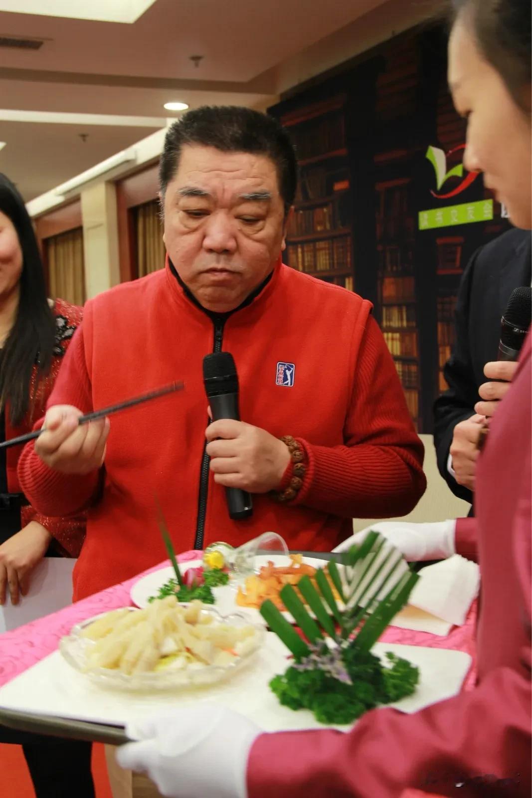 相声演员，孟凡贵说，我小时候，姥姥家养了一只大黑猫，浑身黑的跟刷了一层煤油似的，