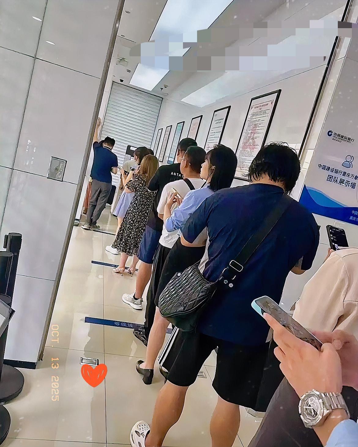 银行彻底傻眼了，
他们怎么也想不到，最近怎么那么多人来银行，不存钱也不取钱，而是