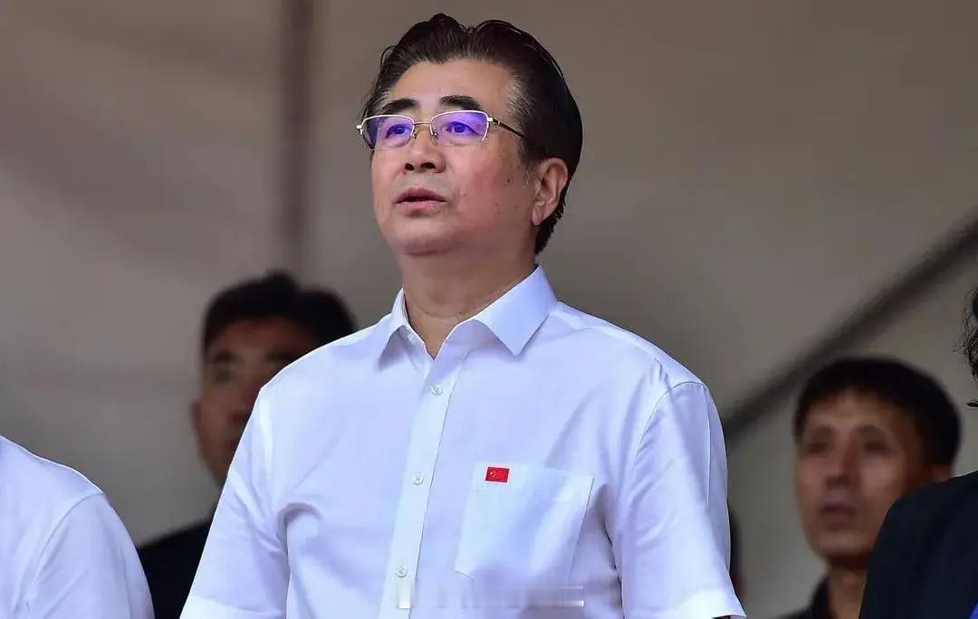 宋凯果然“一切从简”，国足出征韩国世预赛，“略显寒酸”！1、乘坐普通民航，没有选