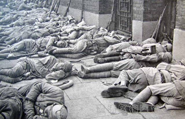 1949年，解放军顺利攻占上海，正当上海滩的富商名流和老百姓们提心吊胆，生怕我军